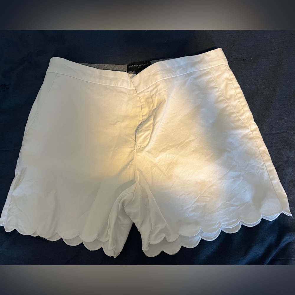Banana Republic White scalloped edge cotton shorts